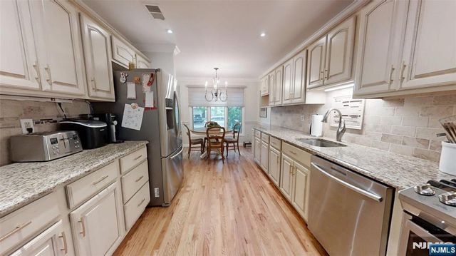 25 Stonegate Drive, Roseland, NJ 07068