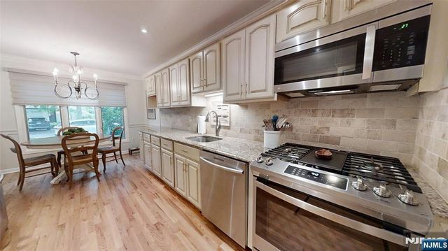 25 Stonegate Drive, Roseland, NJ 07068