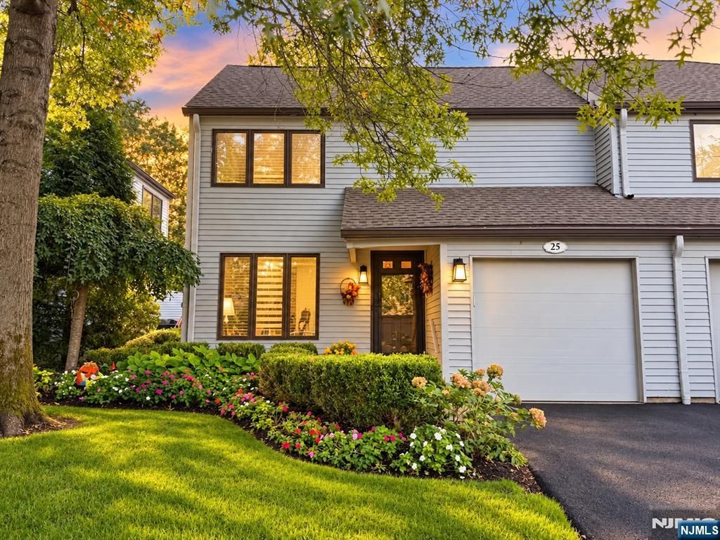 25 Stonegate Drive, Roseland, NJ 07068