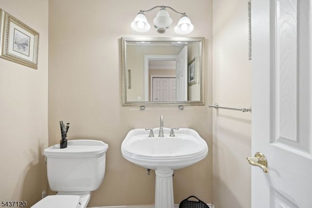 101 Walnut St, Oakland Boro, NJ 07436