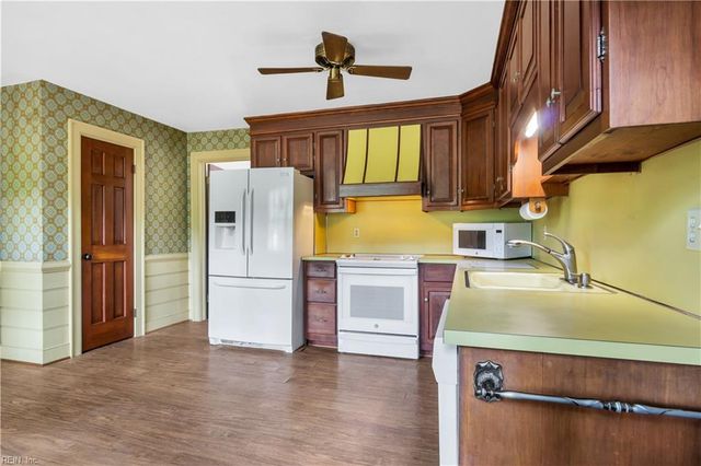 202 Dawson DR, Seaford, VA 23696
