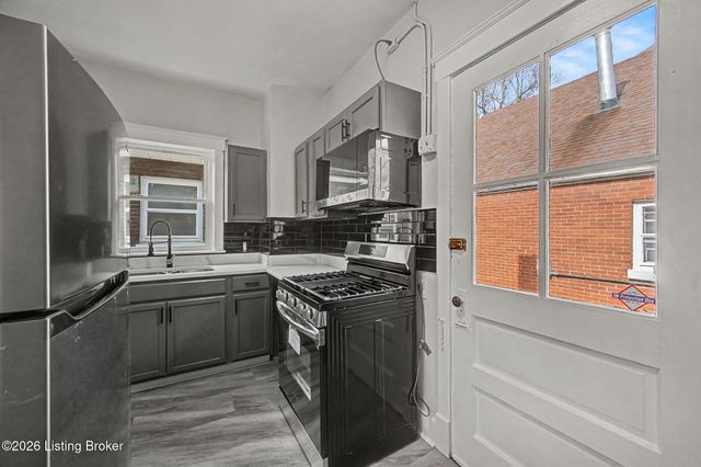 3 Eutropia Ct, Louisville, KY 40208