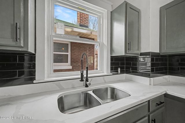 3 Eutropia Ct, Louisville, KY 40208