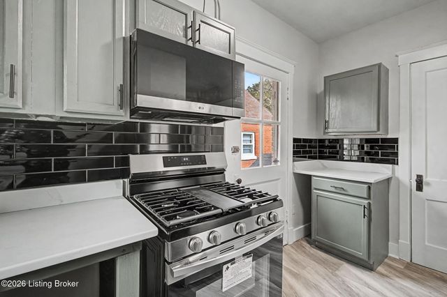 3 Eutropia Ct, Louisville, KY 40208