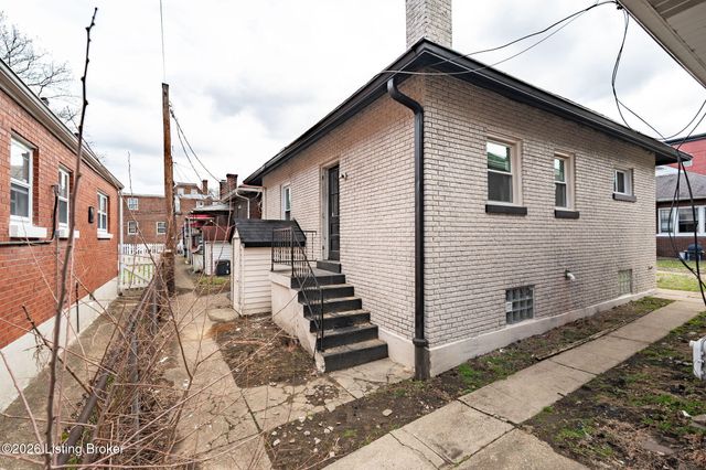 3 Eutropia Ct, Louisville, KY 40208