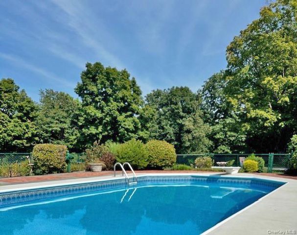 58 Dutchess Hill Road, Poughkeepsie, NY 12601