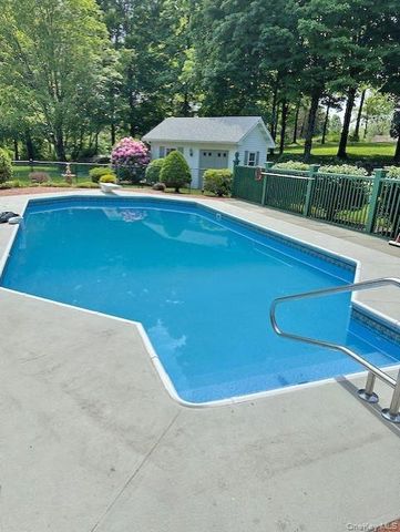 58 Dutchess Hill Road, Poughkeepsie, NY 12601