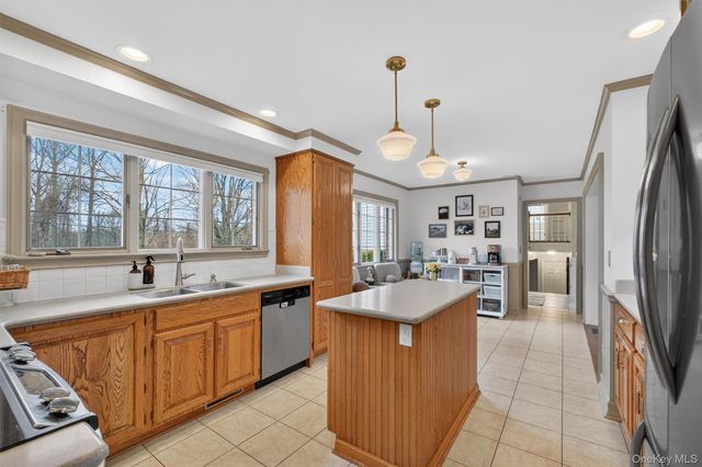 58 Dutchess Hill Road, Poughkeepsie, NY 12601