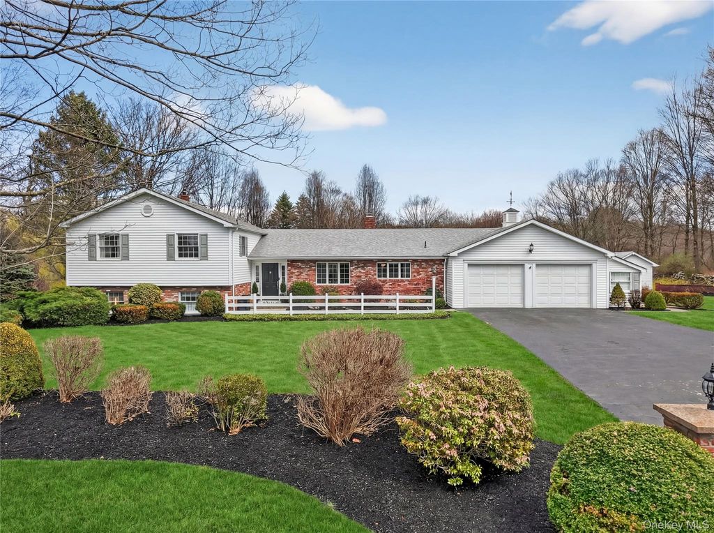 58 Dutchess Hill Road, Poughkeepsie, NY 12601