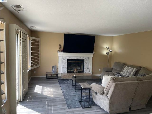 2180 Jenni Ln, Tracy, CA 95377