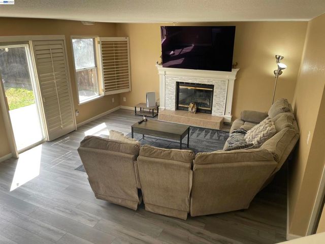 2180 Jenni Ln, Tracy, CA 95377