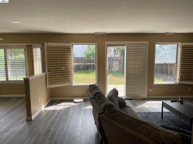 2180 Jenni Ln, Tracy, CA 95377