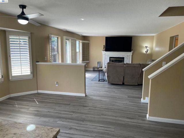 2180 Jenni Ln, Tracy, CA 95377