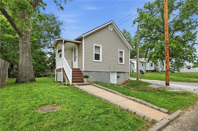 7 N Iron Street, Paola, KS 66071
