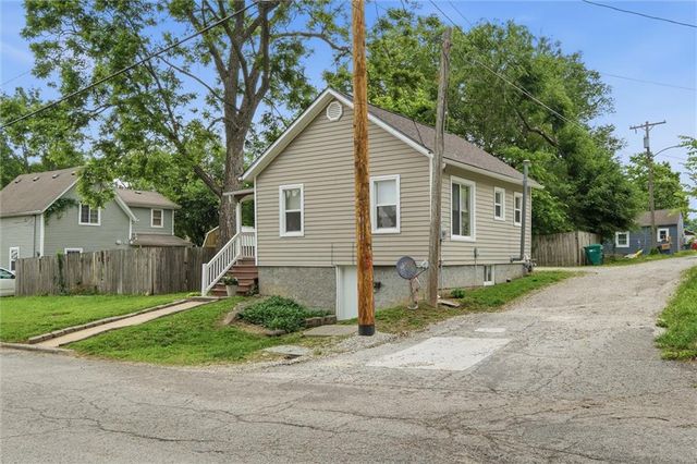 7 N Iron Street, Paola, KS 66071