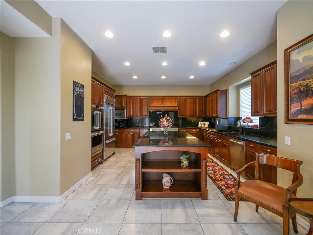 Image 7 of property listing at 22470 Amber Eve, Corona, CA 92883