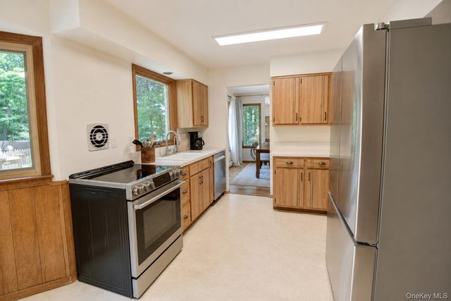 10 Camelot Lane, East Setauket, NY 11733