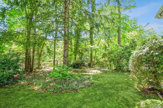 10 Camelot Lane, East Setauket, NY 11733
