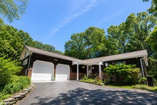 10 Camelot Lane, East Setauket, NY 11733