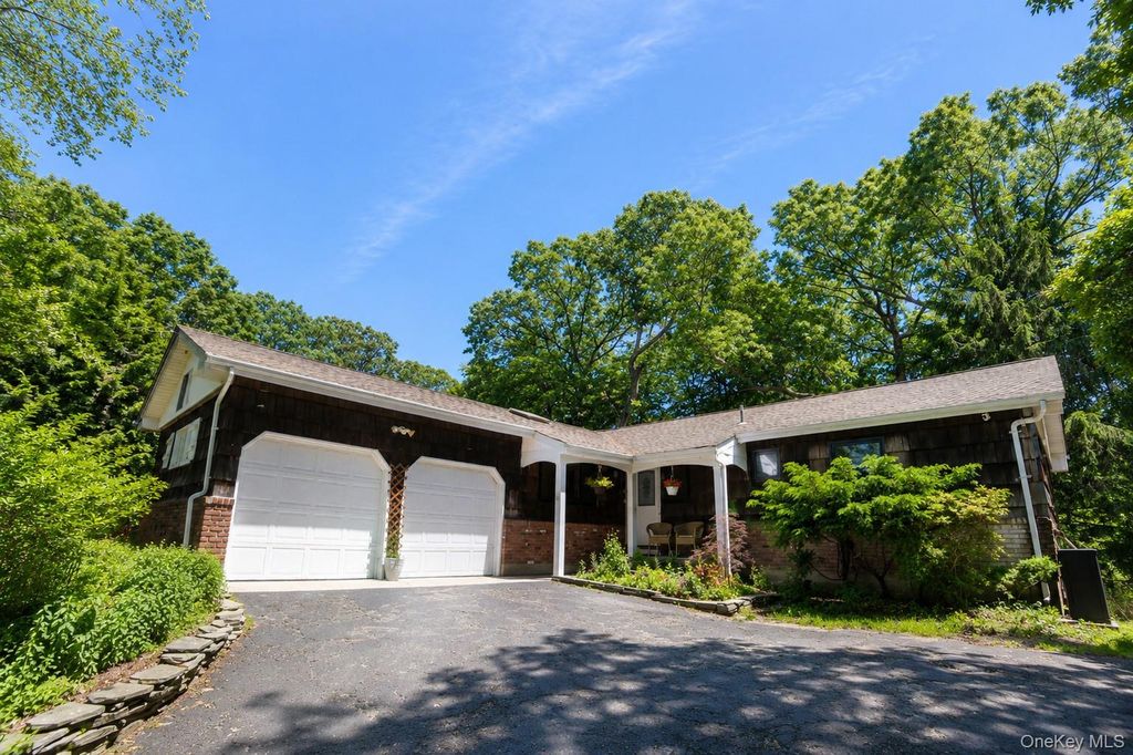10 Camelot Lane, East Setauket, NY 11733