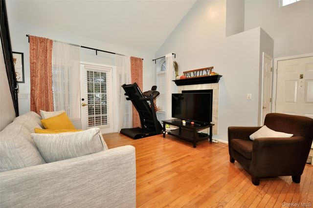 1067 Washington Green, New Windsor, NY 12553