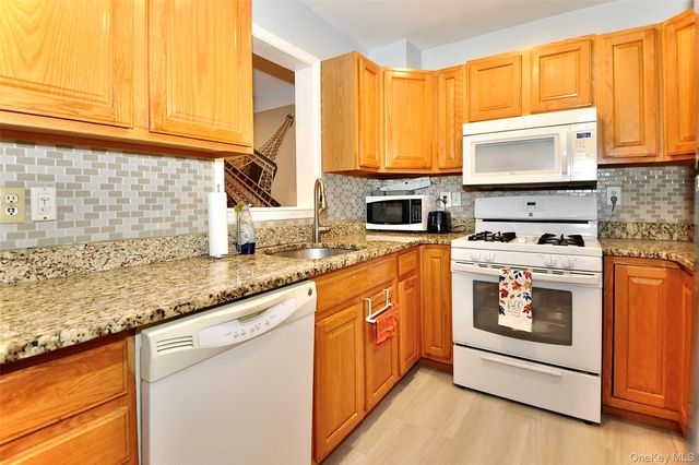 1067 Washington Green, New Windsor, NY 12553