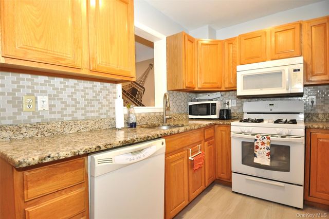 1067 Washington Green, New Windsor, NY 12553