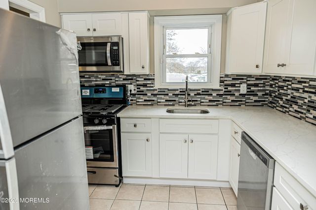 18 Windsor Terrace 18, Freehold, NJ 07728