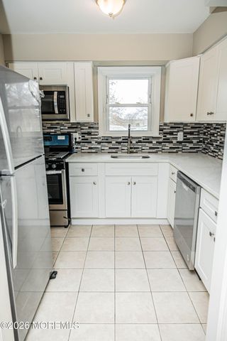 18 Windsor Terrace 18, Freehold, NJ 07728