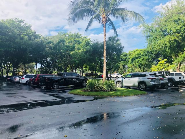 605 Oaks Dr 601, Pompano Beach, FL 33069