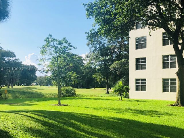 605 Oaks Dr 601, Pompano Beach, FL 33069