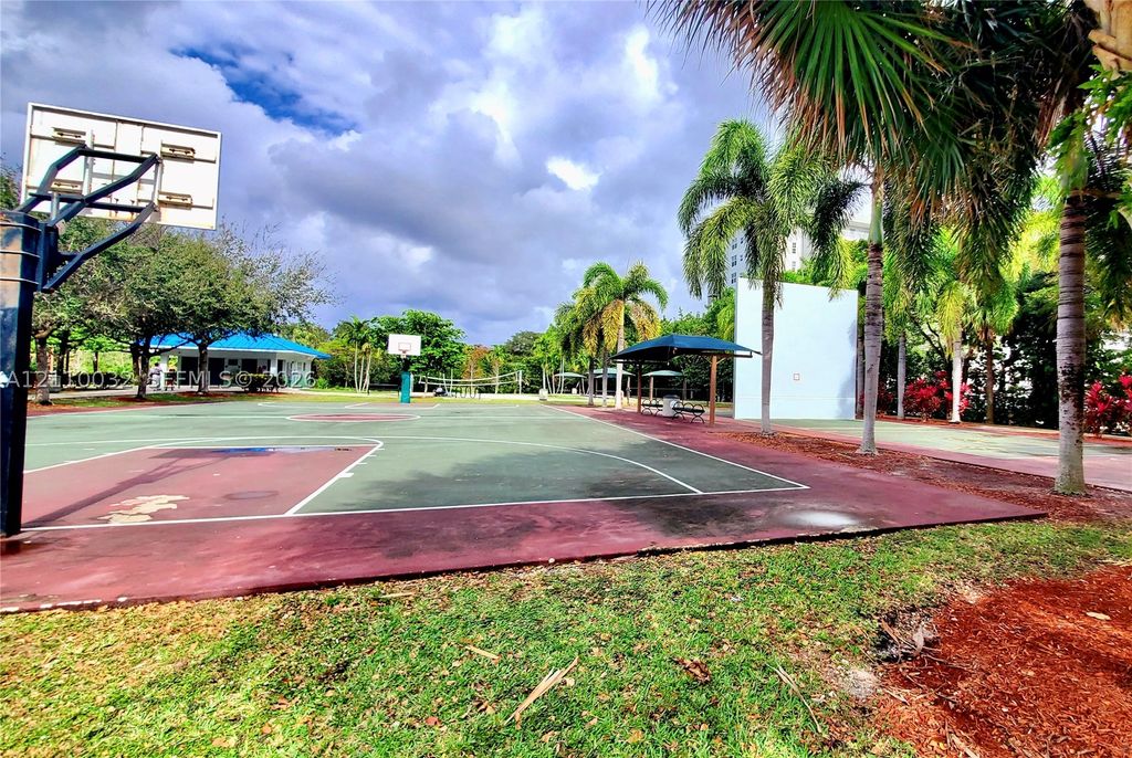 605 Oaks Dr 601, Pompano Beach, FL 33069