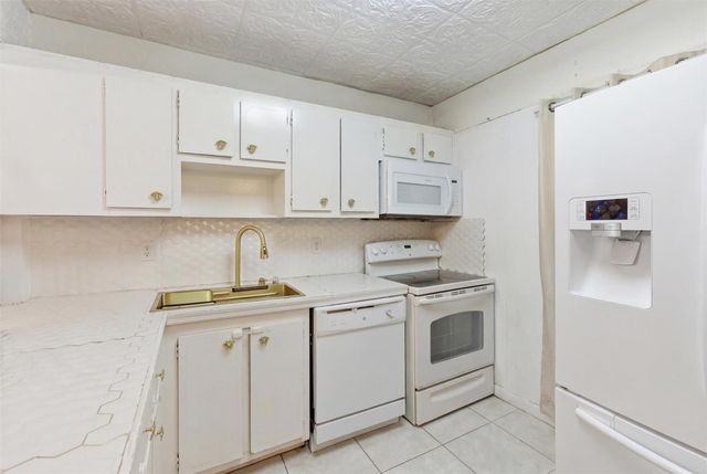 7950 NW 5th Court 101, Margate, FL 33063