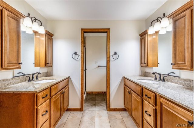 25 Coventry Lane, Orchard Park, NY 14127