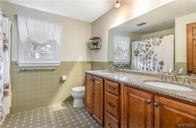 25 Coventry Lane, Orchard Park, NY 14127