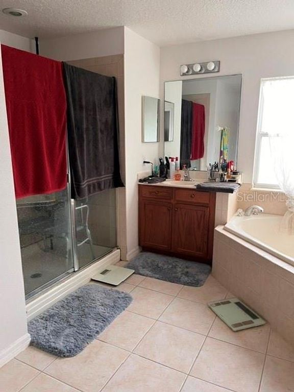 Image 15 of property listing at 10049 SAVANNAH BLUFF LANE, Orlando, FL 32829