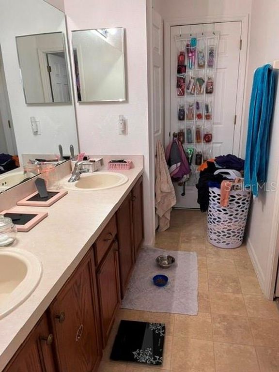 Image 22 of property listing at 10049 SAVANNAH BLUFF LANE, Orlando, FL 32829