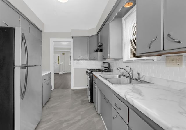 1124 Jessamine Avenue E, Saint Paul, MN 55106