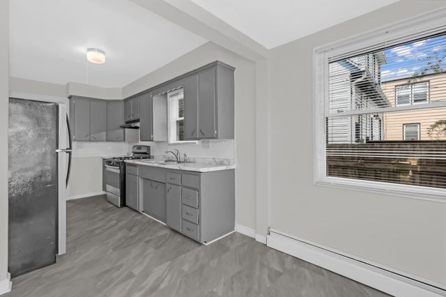 1124 Jessamine Avenue E, Saint Paul, MN 55106