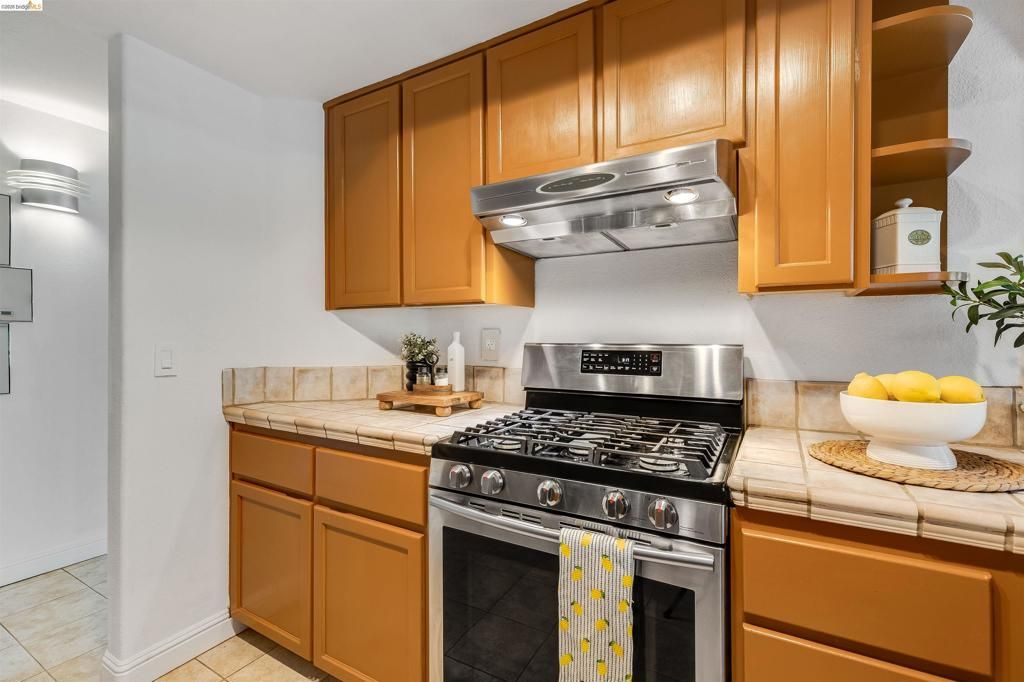 Image 6 of property listing at 21103 Gary Dr 116E, Hayward, CA 94546