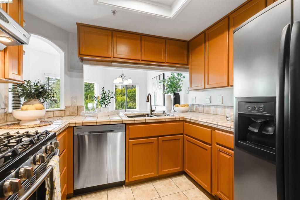 Image 7 of property listing at 21103 Gary Dr 116E, Hayward, CA 94546