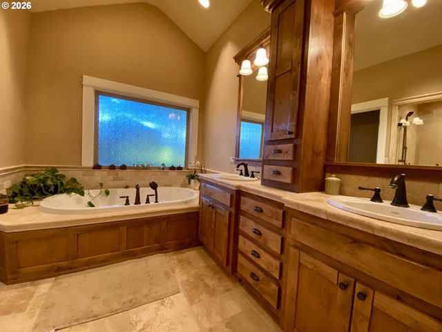 31860 Sw PEACH COVE Rd, West Linn, OR 97068