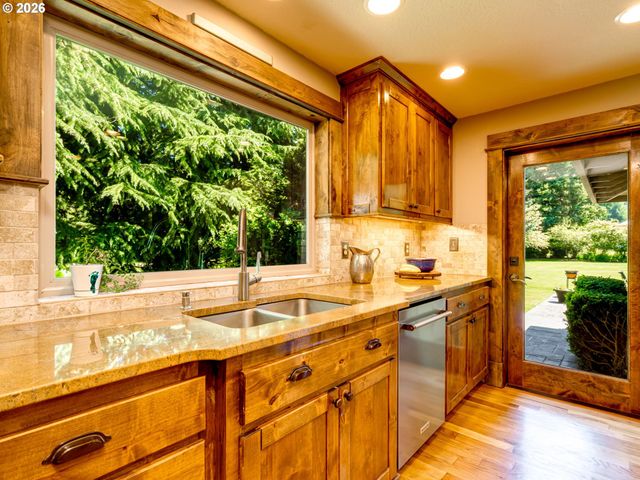 31860 Sw PEACH COVE Rd, West Linn, OR 97068