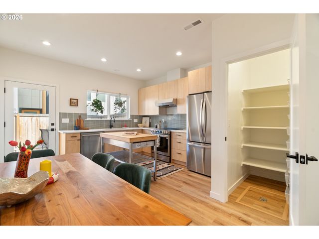 5793 Se RAMONA St, Portland, OR 97206