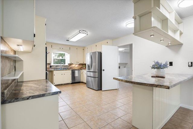 2320 Grangeway Rd, Marshall, TX 75672