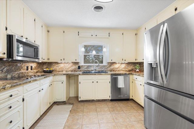 2320 Grangeway Rd, Marshall, TX 75672