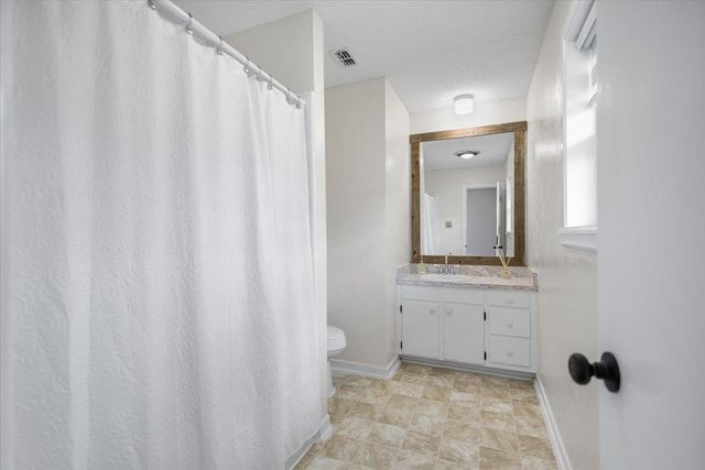 2320 Grangeway Rd, Marshall, TX 75672