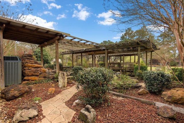 2320 Grangeway Rd, Marshall, TX 75672