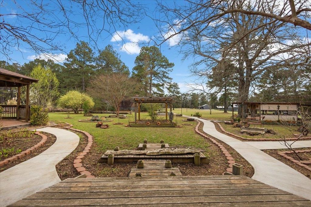 2320 Grangeway Rd, Marshall, TX 75672