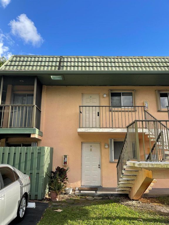 1850 Fairview Villas Drive 3, Palm Springs, FL 33406